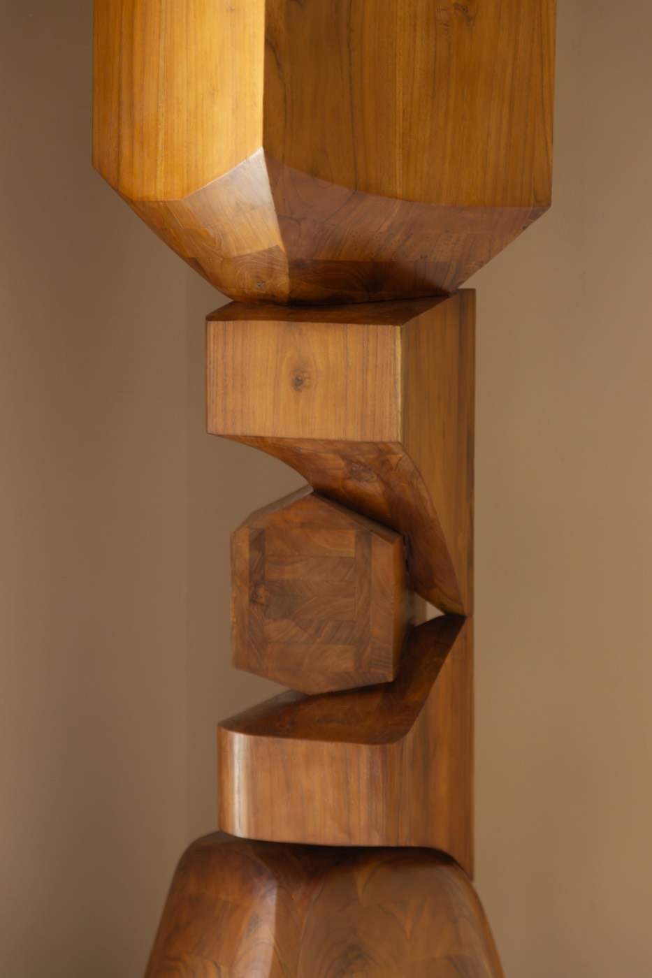 Columna de madera tallada, detalle de diseño