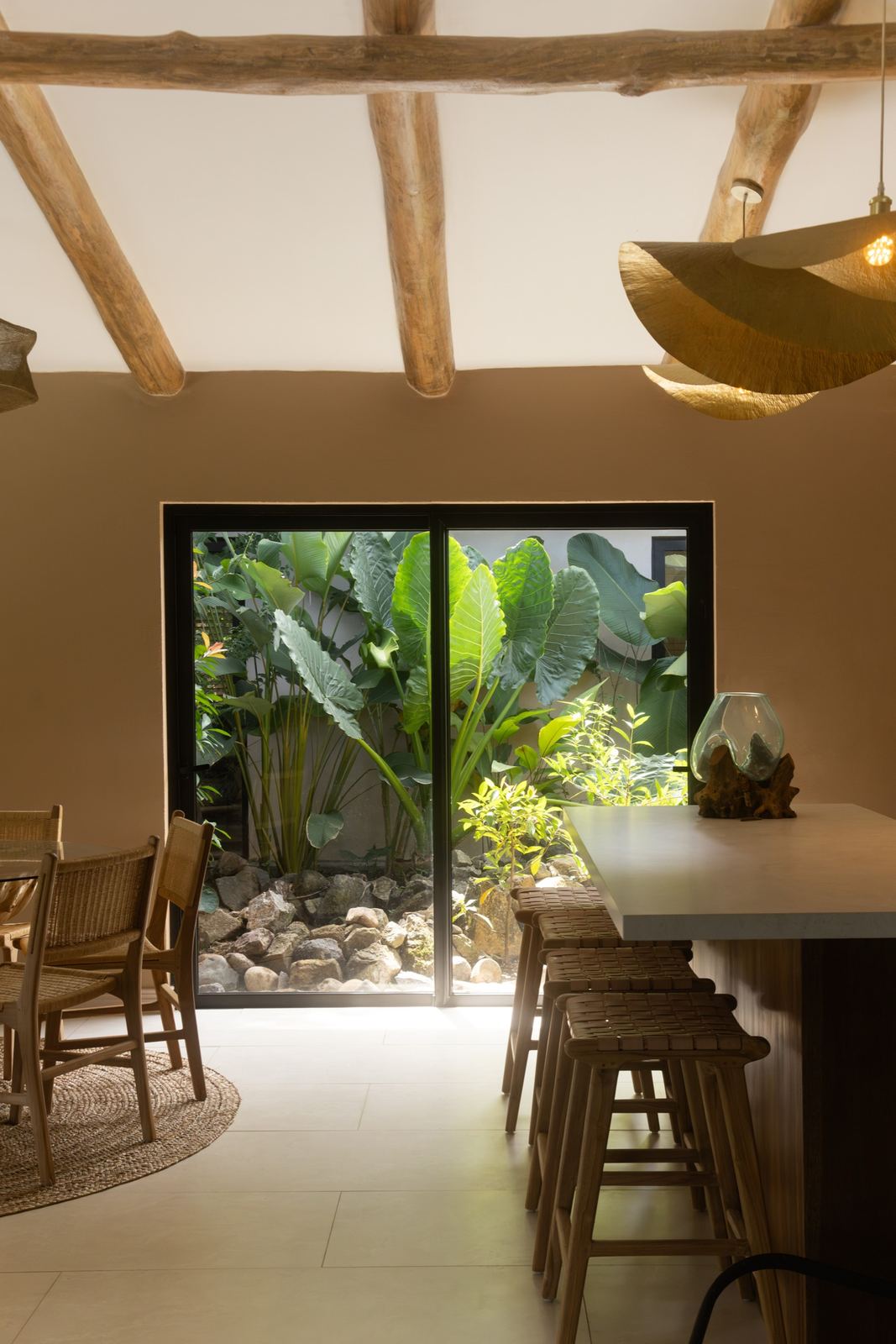 El comedor hacia el jardín