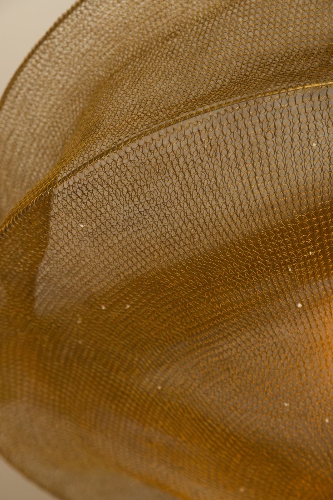 Detalle de la malla dorada de la lámpara colgante