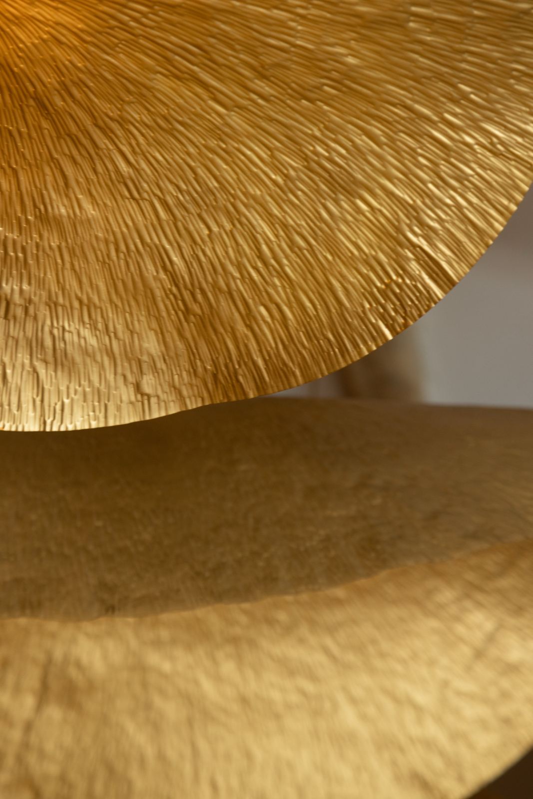 Textura de las lámparas doradas de la cocina, en primer plano