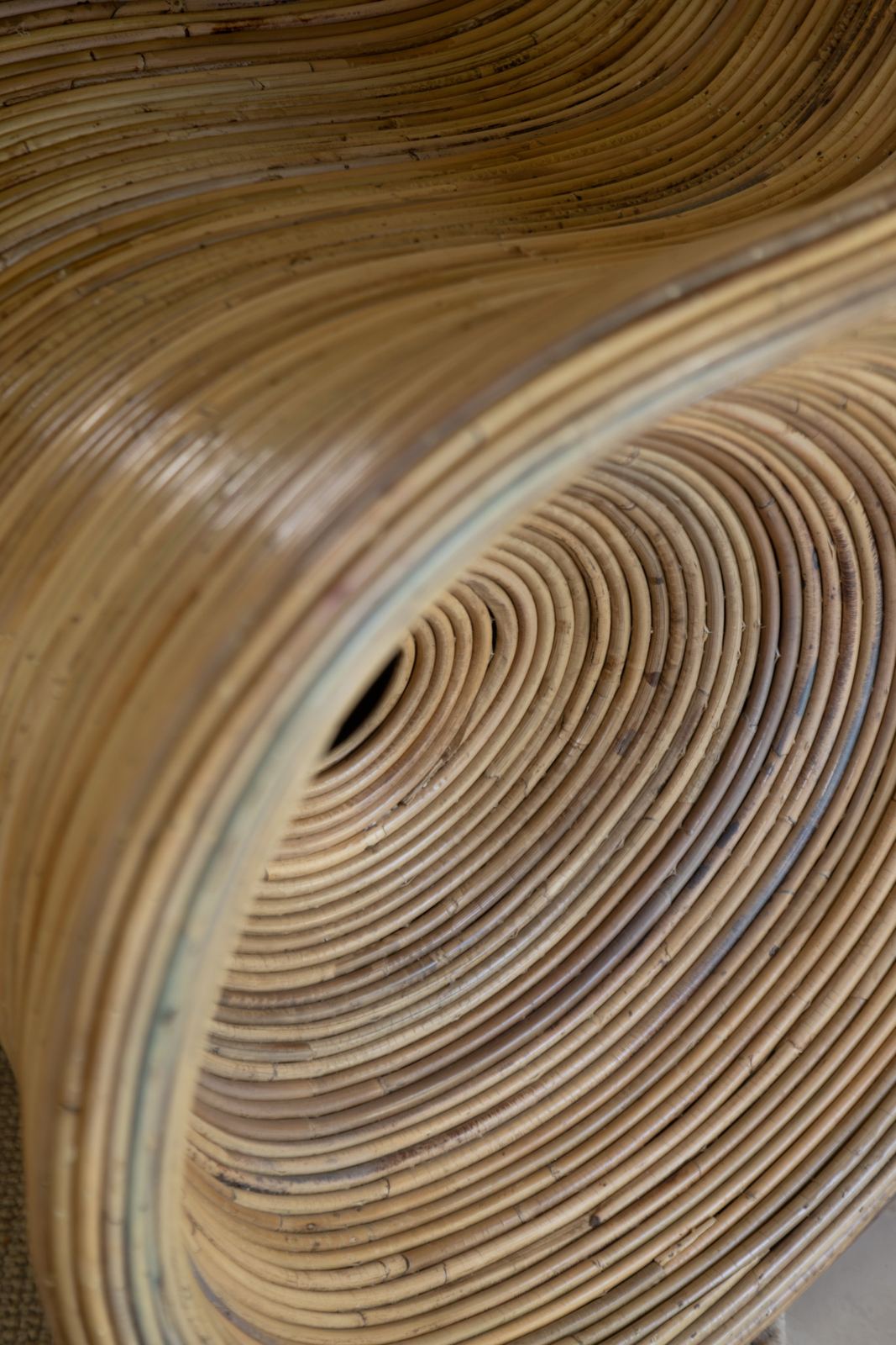 Primer plano de la espiral de ratán del sillón
