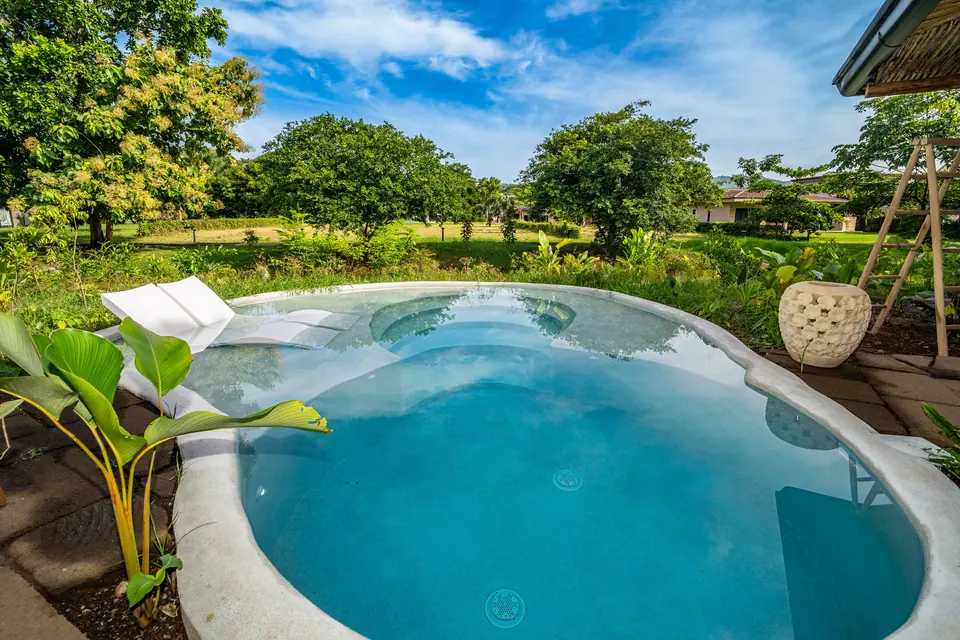 Piscina privada rodeada de jardín tropical