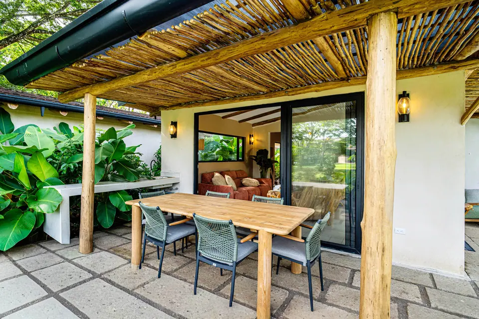 Terraza de Bergamota 13 con mesa de madera junto al jardín
